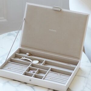 Stackers Supersize Jewelry box lid/starter. White with tan lining/interior.